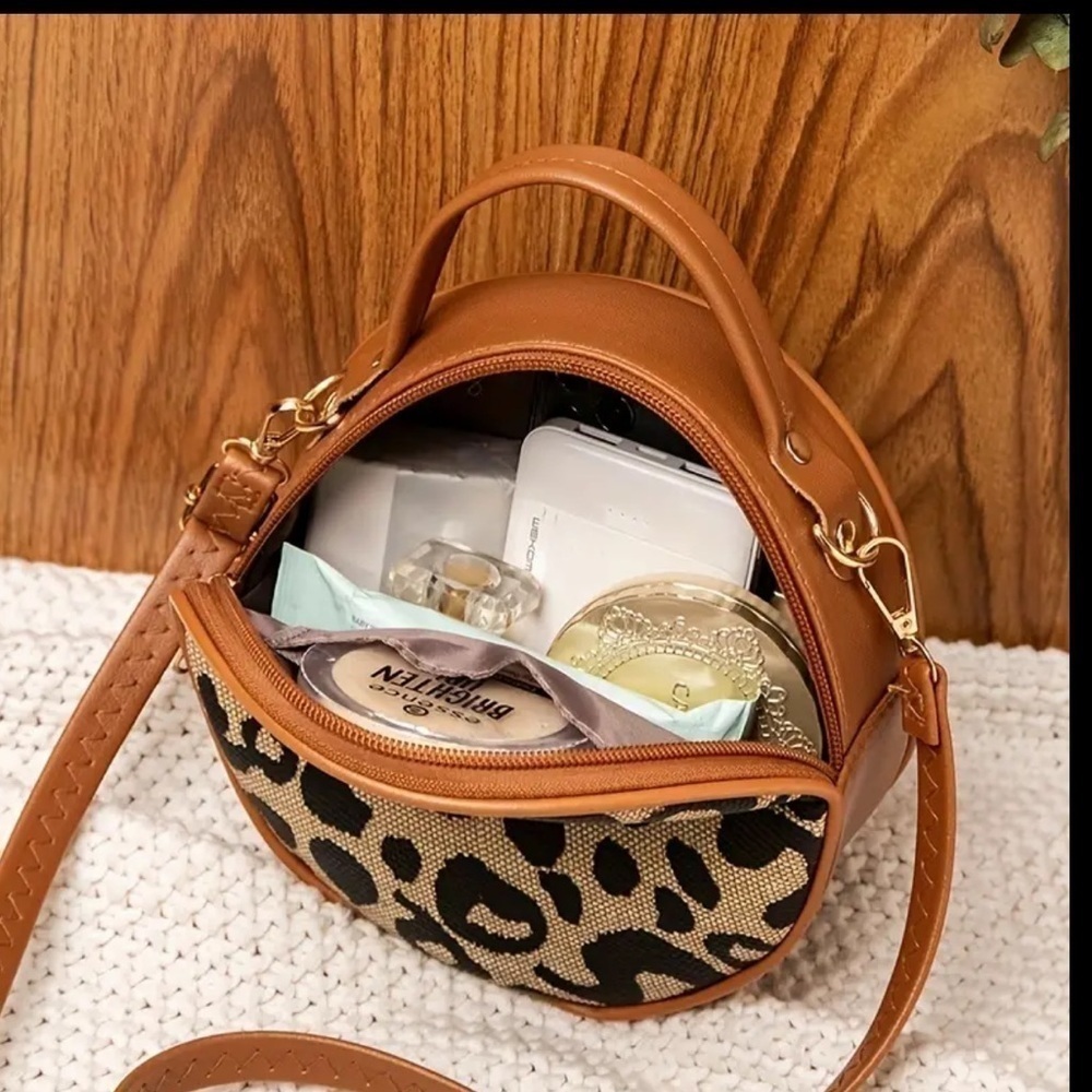 Vibrant Leopard Print Round Handbag Crossbody Bag with Zipper Closure - Picture 4 of 6